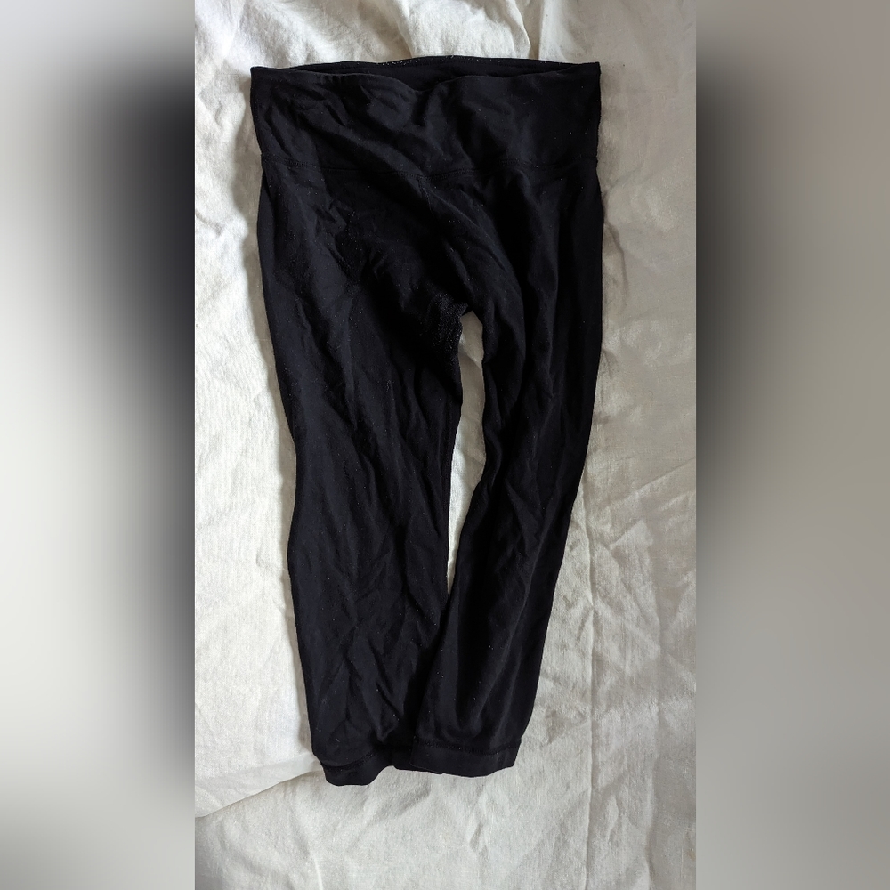 Lululemon black 3/4 leggings size 6